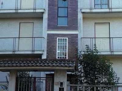L'ingresso della palazzina della casa dei fantasmi. Alcuni vetri del portone sono rotti